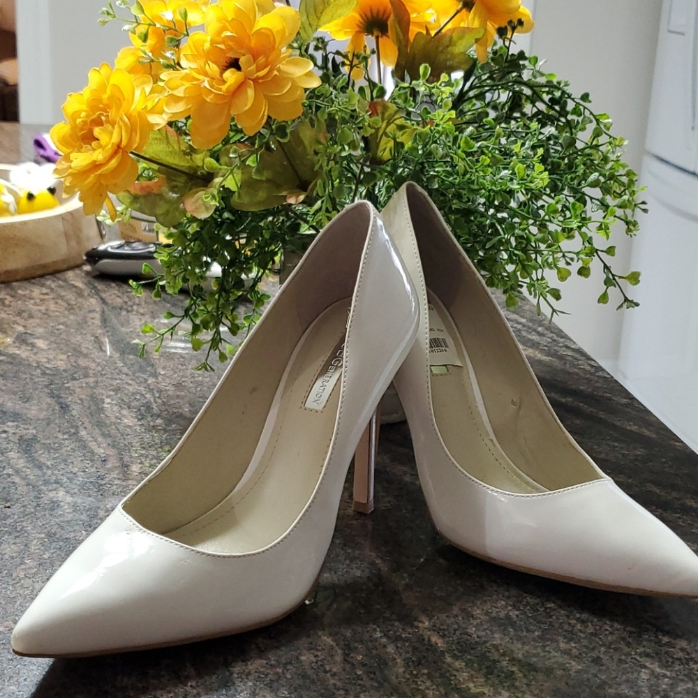 BCBG White high heels SZ 7.5